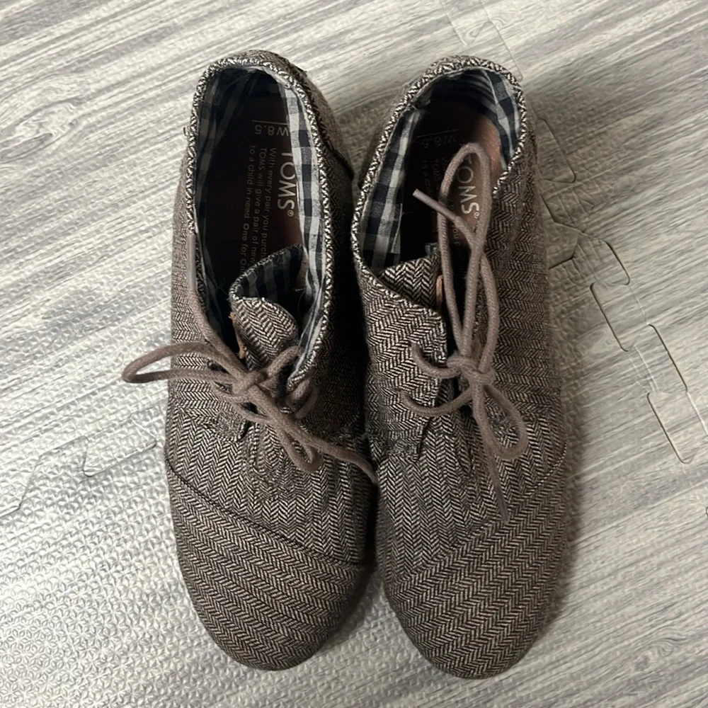Tom’s Wedge Herringbone Brown Lace up Size 8.5